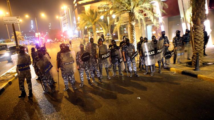 La police anti-émeute fait face à une manifestation d'opposants, le 7 juillet 2014 à Koweït [Yasser Al-Zayyat / AFP/Archives]