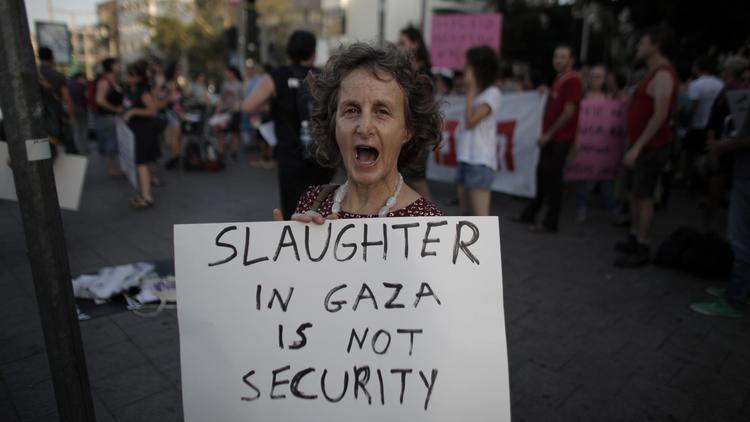 Manifestante israélienne protestant contre le "massacre" à Gaza, à Tel Aviv, le 9 juillet 2014 [Ahmad Gharabli / AFP]