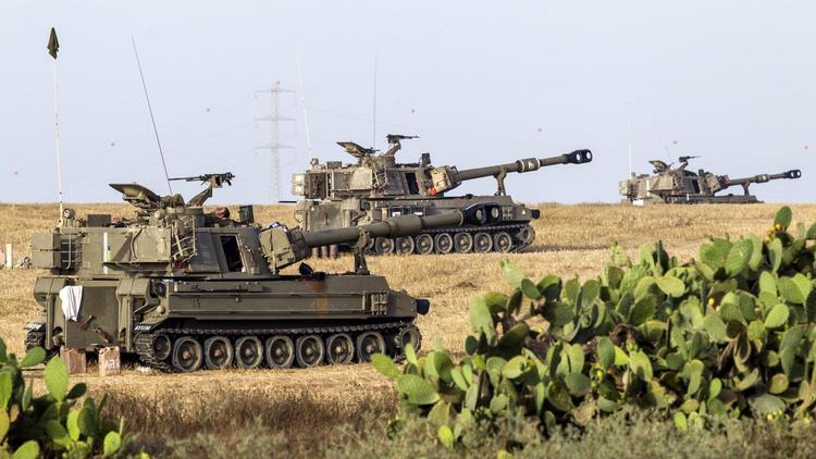 Chars israéliens positionnés le 12 juillet 2014 le long de la frontière de la Bande de Gaza [Jack Guez / AFP]