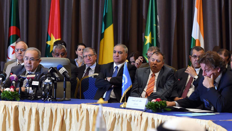 Le ministre algérien des Affaires étrangères (G) à l'ouverture de négociations entre le gouvernement de Bamako et les groupes armés maliens le 16 juillet 2014 à Alger [Farouk Batiche / AFP]