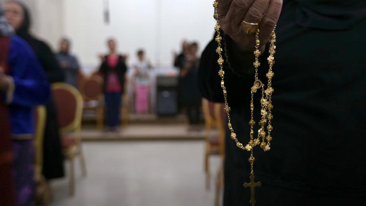 Des Chrétiens irakiens, qui ont fui les violences qu'ils subissaient dans le nord de Mossoul en Irak,  prient dans l'église de MarAfram à Qaraqush, dans la province de Nineveh, le 19 juillet 2014 [Safim Hamed / AFP/Archives]
