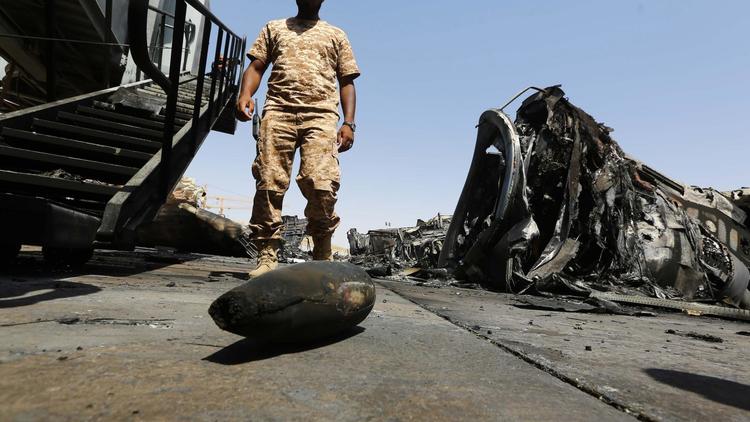 L'aéroport de Tripoli après une attaque le 21 juillet 2014 de groupes islamistes [Mahmud Turkia / AFP]