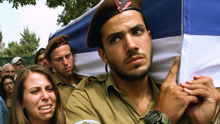 Des proches de Tal Yifrach un soldat israélien tué lors des combats à Gaza, escortent son cercueil le 22 juillet 2014, au cimetière de Rishon Letzion [Gil Cohen Magen / AFP]