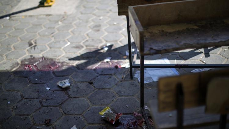 Une trace de sang sur le sol de la cour d'une école de l'Onu où plusieurs personnes ont été tuées à Beit Hanoun dans la bande de Gaza le 24 juillet 2014 [Marco Longari / AFP]