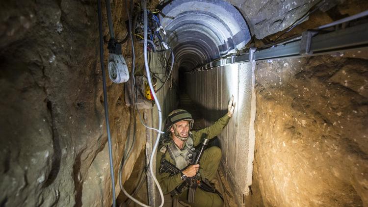 Un soldat israélien explique aux journalistes, le 25 juillet 2015 la structure du tunnel utilisé par des militants palestiniens entre la bande de Gaza et Israël [Jack Guez / Pool/AFP]