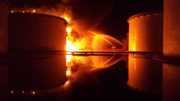 Un incendie ravageant un immense dépôt de stockage d'hydrocarbures près de Tripoli le 28 juillet 2014 [Mohamed Elbosifi / AFP]