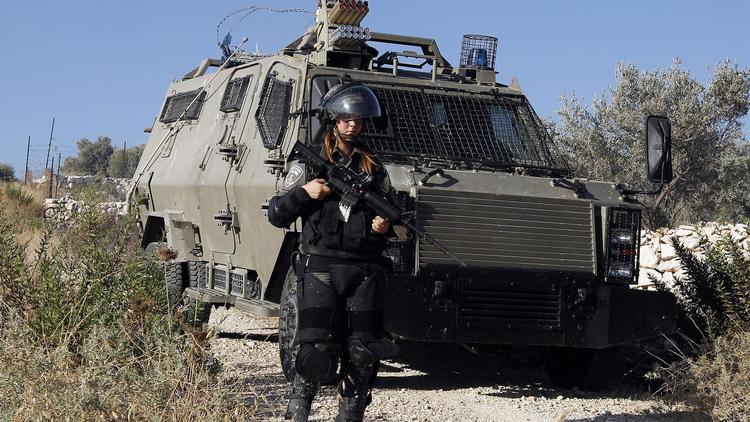 Une soldate israélienne le 31 juillet 2014 à la frontière avec la Bande de Gaza  [Abbas Momani / AFP]