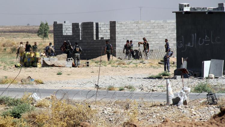 Les forces irakiennes et milices chiites en position à Amerli le 4 août 2014, alors que la ville est sous le contrôle des ultra-radicaux de l'Etat islamique (EI) depuis plus de six semaines [Ali Al-Bayati / AFP/Archives]