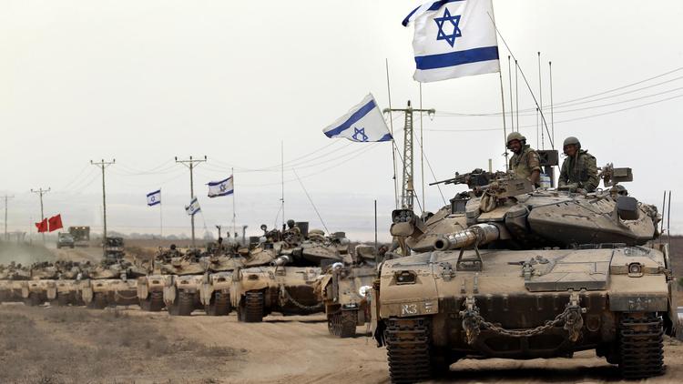 Une colonne de blindés israéliens longent la frontière entre la bande de Gaza et Israël, le 5 août 2014, après avoir quitté l'enclave palestinienne [Thomas Coex / AFP]