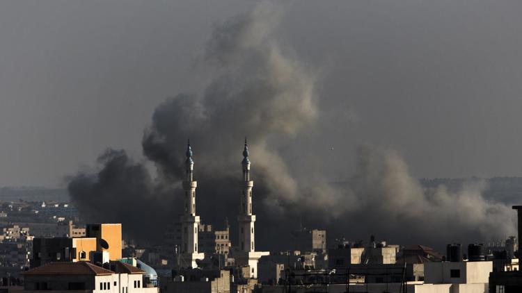 Un nuage de fumée s'échappe après une frappe israélienne sur Gaza le 8 août 2014 [Mahmud Hams / AFP]