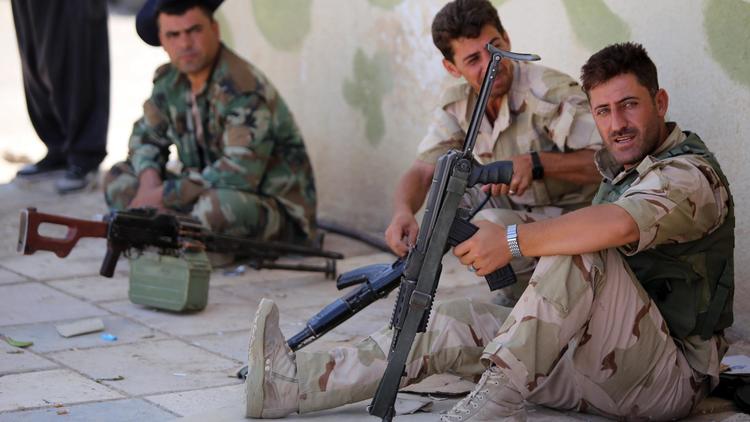 Des combattants des forces kurdes sur la ligne de front de Bashiqa, à 13 km au nord-est de Mossoul le 12 août 2014 [Ahmad al-Rubaye / AFP/Archives]