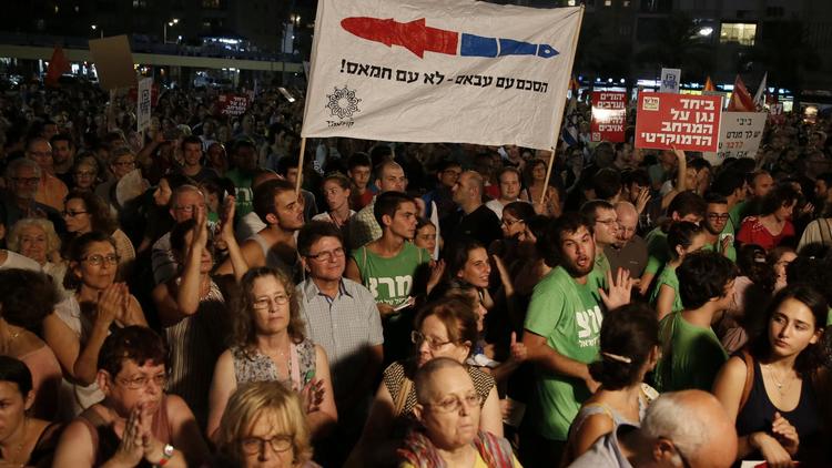 Des milliers d'Israéliens à Tel-Aviv appellent leur gouvernement à reprendre les négociations de paix avec l'Autorité palestinienne de Mahmoud Abbas le 16 août 2014 [Gali Tibbon / AFP]