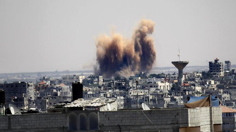 Fumée et poussière à Rafah dans la bande de Gaza le 21 aout 2014, suite à une frappe israélienne [Said Khatib / AFP/Archives]