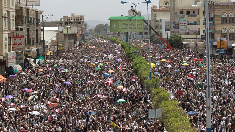 Des dizaines de milliers de partisans d'Ansarullah, la rébellion chiite yéménite, manifestent le 22 août 2014 dans la capitale Sanaa [Mohammed Huwais / AFP]