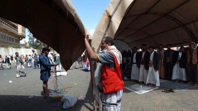 Des partisans d'Ansarullah, la rébellion chiite au Yémen, établissent un campement sur la route de l'aéroport de Sanaa, le 22 août 2014 [Mohammed Huwais / AFP]