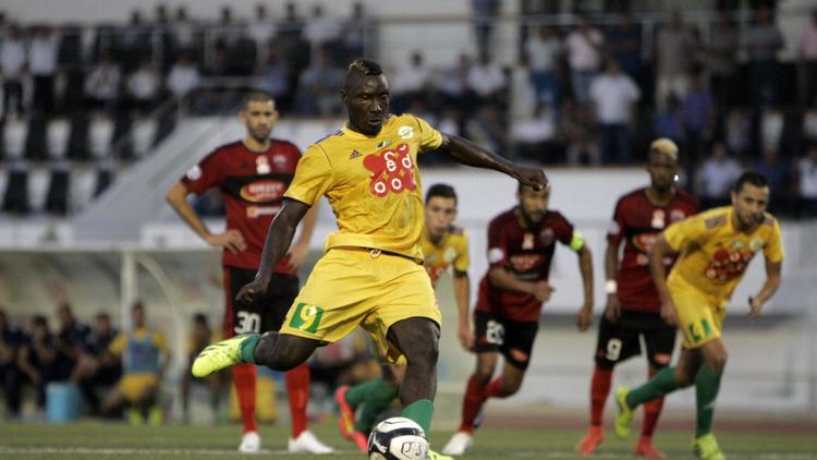 Le joueur de la JS Kabylie, Albert Ebossé, lors du match contre l'USM d'Alger à Tizi Ouzou (Algérie) le 23 août 2014 [- / AFP]
