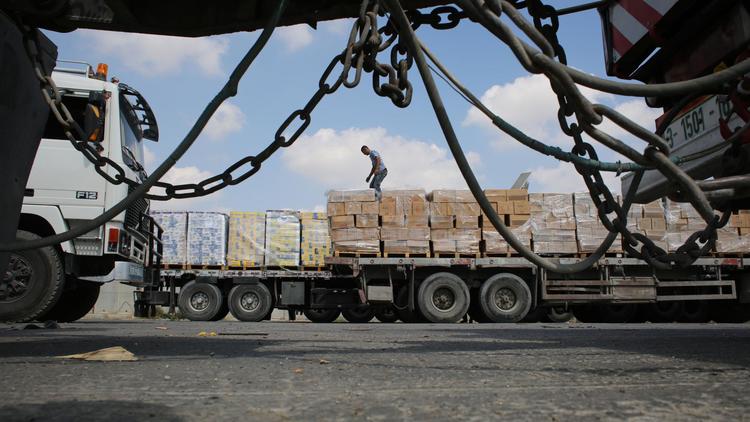 Un camion chargé de marchandises à l'entrée de la bande de Gaza, au poste frontière de Kerem Shalom (en hébreu) ou Kerem Abou Salem (en arabe), le 28 aout 2014 [Said Khatib / AFP]