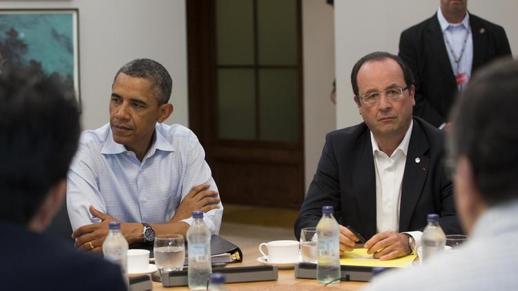 Le président américain Barack Obama (g) et le président français François Hollande (d) lors du sommet du G8 à Lough Erne, près d'Enniskillen en Irlande du Nord, le 18 juin 2013 [Ian Langsdon / POOL/AFP/Archives]