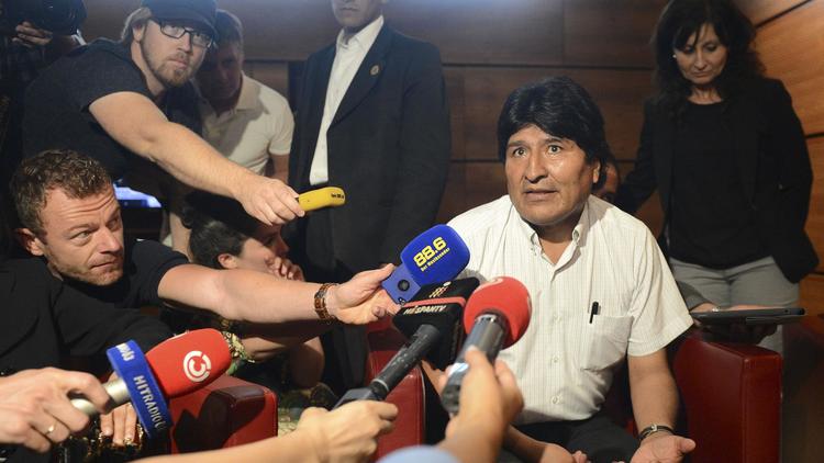 Le président bolivien Evo Morales s'adresse à des journalistes à l'aéroport de Schwechat, près de Vienne, le 3 juillet 2013 [Helmut Fohringer / APA/AFP]