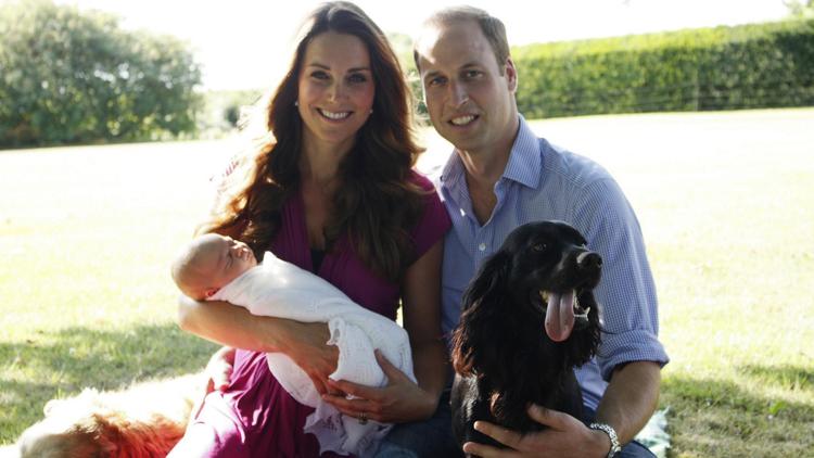 La duchessse de Cambridge, le prince William, et leur bébé George, sur une photo prise par Michael Middleton diffusée le 19 août 2013 [Michael Middleton / Duc et duchesse de Cambridge/AFP]