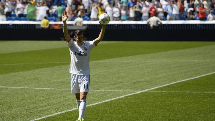 L'attaquant gallois Gareth Bale, transféré de Tottenham au Real Madrid, lors de sa présentation sur la pelouse du stade Santiago Bernabeu à Madrid le 2 septembre 2013 [Pierre-Philippe Marcou / AFP]