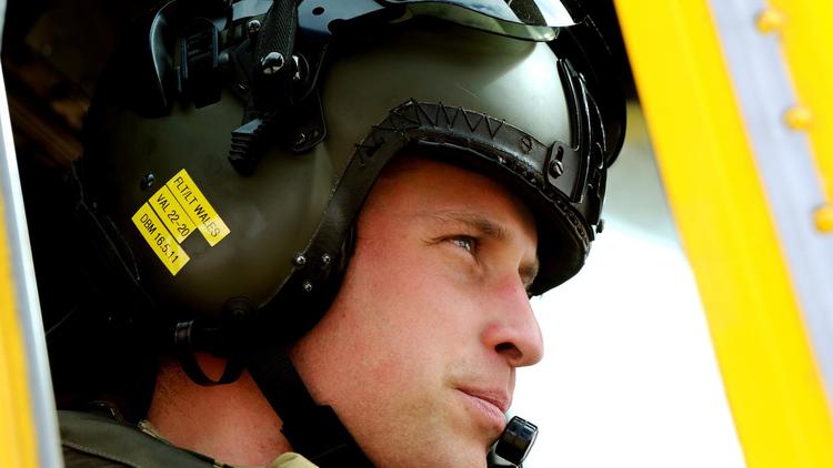 Le prince William aux manettes d'un hélicoptère, le 31 mai 2011 à Holyhead Mountain [John Stillwell / AFP/Archives]