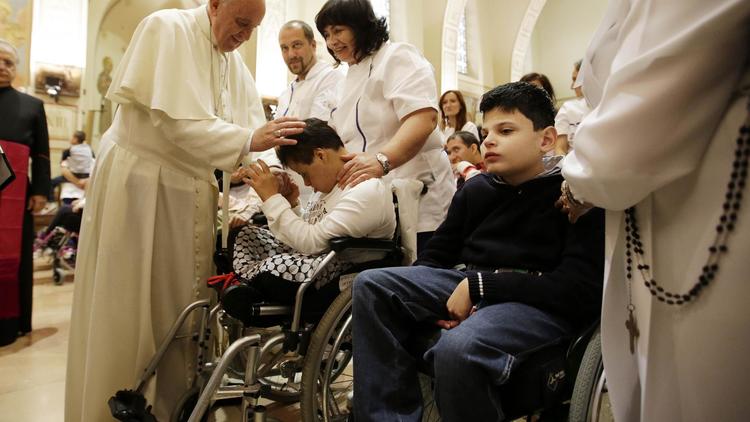 Le pape François bénit des enfants handicapés le 4 octobre 2013 à Assise [Gregorio Borgia / Pool/AFP]