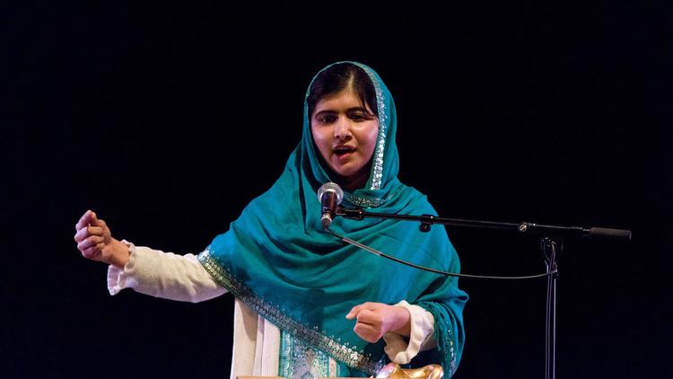 Malala Yousafzai prononce un discour après avoir reçu le prix Anna Politkovskaïa, le 4 octobre 2013 à Londres [Justin Tallis / AFP/Archives]