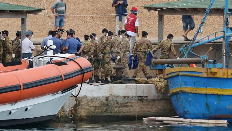 Des soldats italiens transportent le corps d'une victime du naufrage, à Lampedusa le 6 octobre 2013 [Alberto Pizzoli / AFP]