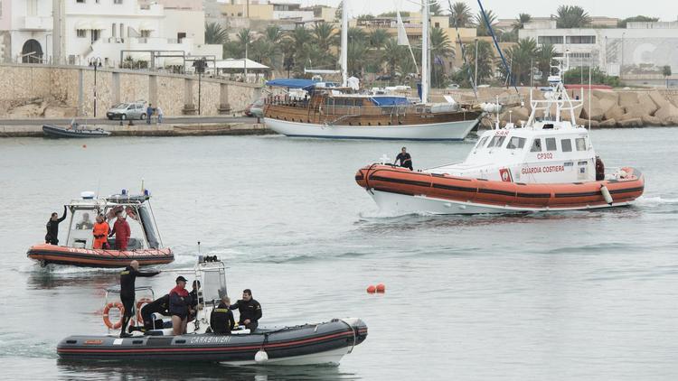 Des équipes de secours et de recherche dans le port de Lampedusa, le 7 octobre 2013 [Roberto Salomone / AFP]