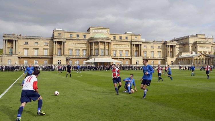 Les deux équipes amateurs de football s'affrontent sur la pelouse des jardins de Buckingham, à Londres, le 7 octobre 2013  [Toby Melville / Pool/AFP]