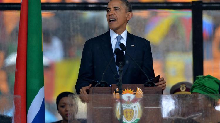 Barack Obama donne un discours lors de la cérémonie d'hommage à Nelson Mandela le 10 décembre 2013 au stade Soccer City à Soweto