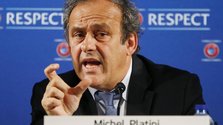 Le patron de l'UEFA Michel Platini s'adresse à la presse à Nice à la veille du tirage des matches qualificatifs à l'EURO-2016 en Francve [ / AFP]