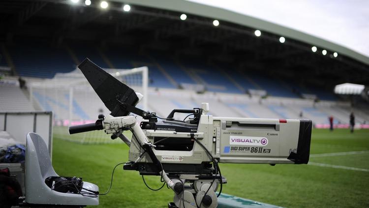 Une caméra télé de production des images pour la chaîne BeIN Sports lors de la couverture du match Nantes-Bordeaux de Ligue 1, le 29 mars à la Beaujoire [ / AFP]