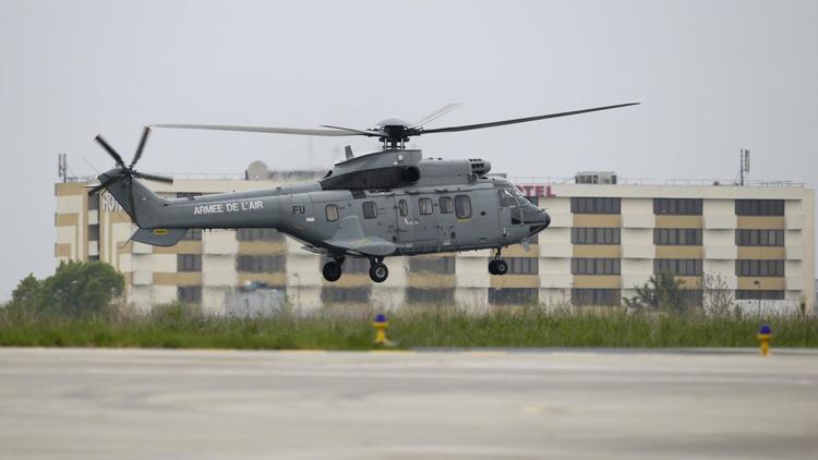 L'hélicoptère transportant les quatre journalistes ex-otages en Syrie atterrit à Villacoublay le 20 avril 2014 [Kenzo Tribouillard / AFP]