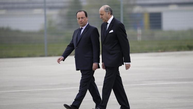 François Hollande et Laurent Fabius arrivent sur le tarmac de Villacoublay le 20 avril 2014 [Kenzo Tribouillard / AFP]