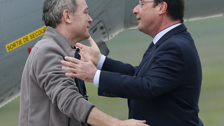 Didier Francois accueilli par François Hollande le 20 avril 2014 à Villacoublay  [Thomas Samson / AFP/Archives]