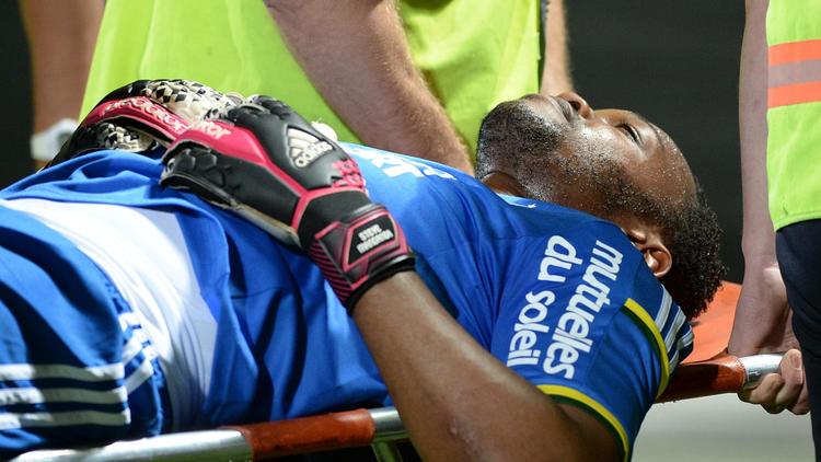 Le gardien français de l'Olympique de Marseille Steve Mandanda évacué sur civière après un choc avec le Guingampais Yatabaré lors de OM-Guingamp en Ligue 1 le 17 mai 2014 à Marseille [Boris Horvat / AFP]
