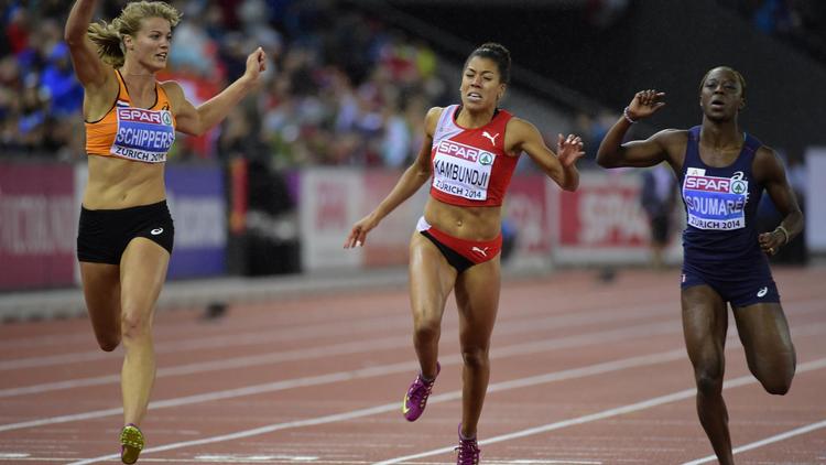 La Néerlandaise Dafne Schippers (g), victorieuse sur 100 m, le 13 août 2014 aux Championnats d'Europe à Zurich [Olivier Morin / AFP]