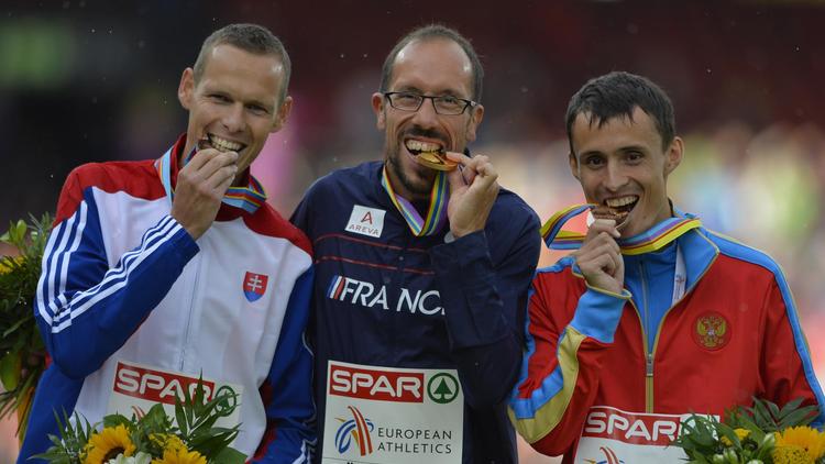 Yohann Diniz (centre) sur le podium après avoir remporté l'or au 50 km marche à Zurich le 15 août 2014  [Fabrice Coffrini / AFP]
