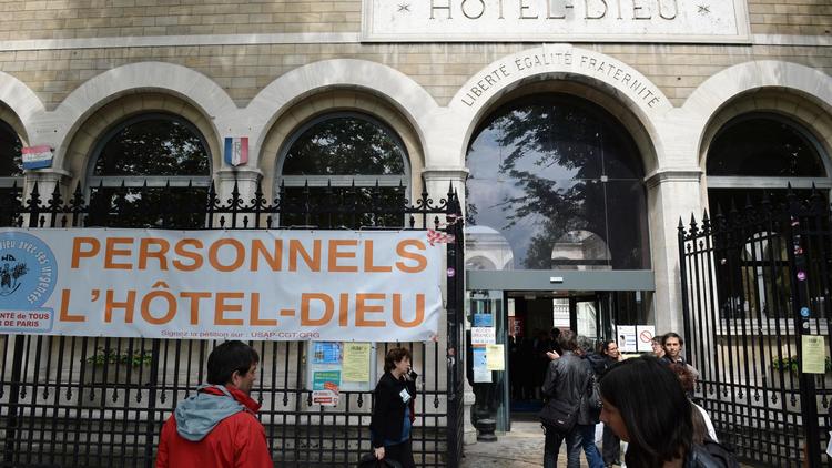 L'entrée de l'hôpital de l'Hôtel-Dieu à Paris, le 16 mai 2013, dont la direction a annoncé la fermeture définitive du service des urgences en novembre 2013 [MIGUEL MEDINA / AFP]
