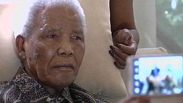 Capture d'écran d'une vidéo de la chaîne de télévision sud-africaine SABC montrant Nelson Mandela chez lui à Johannesburg, le 29 avril 2013 [- / SABC/AFP/Archives]