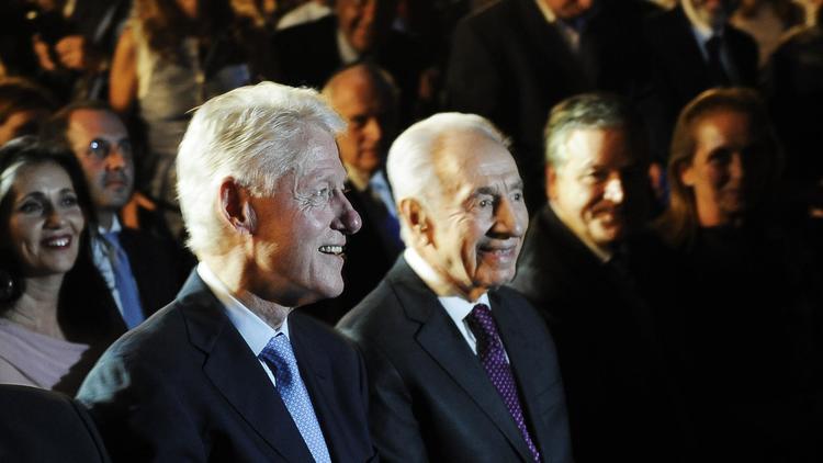 Le président israélien Shimon Peres (c), accompagné de l'ancien président des Etats-Unis, Bill Clinton, le 17 juin 2013 à Rehovot [David Buimovitch / AFP]