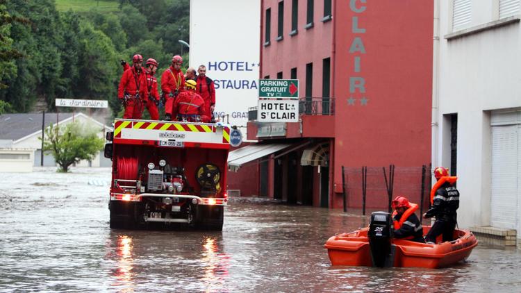 Les pompiers le 18 juin 2013 dans Lourdes inondée [Laurent Dard  / AFP]