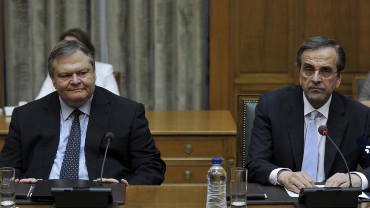 Le Premier ministre grec conservateur Antonis Samaras (d) et son nouveau chef de la diplomatie socialiste Evangélos Vénizélos (g) le 25 juin 2013 à Athènes [ / AFP]