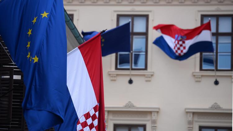 Des drapeaux croates et européen à Zagreb, le 29 juin 2013 [Dimitar Dilkoff / AFP]