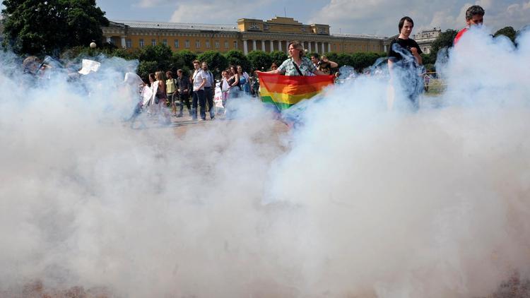 Des militants de la cause homosexuelle manifestent à Saint-Petersbourg, le 29 juin 2013 [Olga Maltseva / AFP]