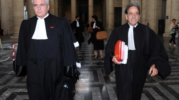 Thierry Herzog, avocat de Nicolas Sarkozy (g), et Pierre Haik, avocat de Patrice De Maistre, le 2 juillet 2013 à la Cour d'appel de Bordeaux  [Mehdi Fedouach / AFP]