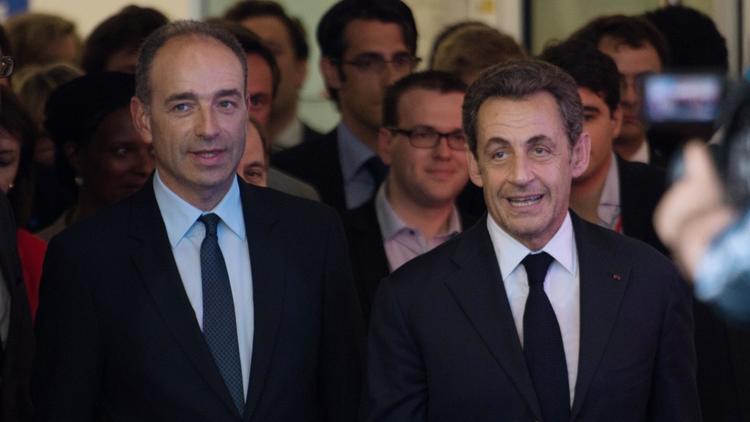 Jean-François COpé (g) et l'ancien président de la République Nicolas Sarkozy quittent les locaux de l'UMP, le 8 juillet 2013 [MARTIN BUREAU / AFP/Archives]