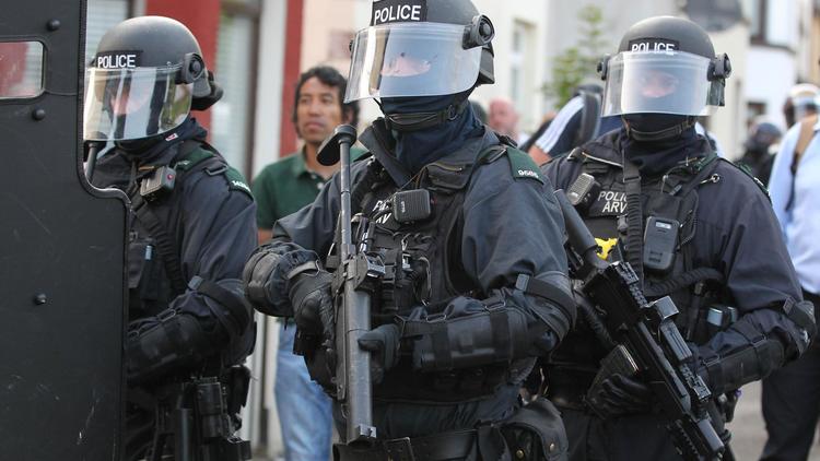 Des policiers anti-émeutes sont déployés à Belfast, le 12 juillet 2013 [Peter Muhly / AFP]
